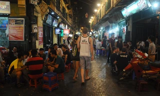 Cận cảnh hàng quán “bức tử” phố đi bộ Hà Nội