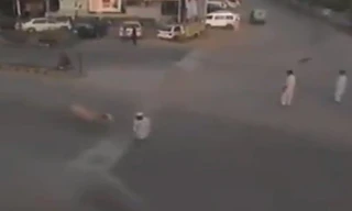 Người đàn ông đi bộ sang đường bị bò điên húc văng