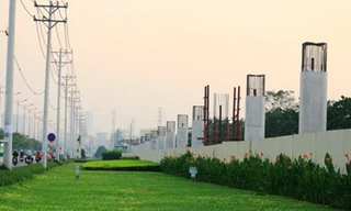 Gói thầu số 2 của tuyến metro Bến Thành – Suối Tiên bị “nghẽn” vì vấn đề bàn giao mặt bằng. Trong ảnh, tuyến đường sắt trên cao chạy song song xa lộ Hà Nội.