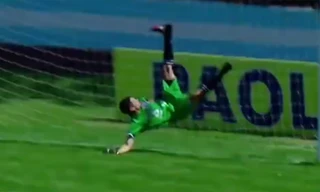 Xem pha cản phá 'siêu dị' trong lịch sử bóng đá