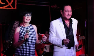 Vợ chồng Chánh Tín tình tứ trên sân khấu âm nhạc