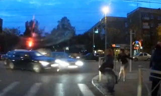 Ba cô gái suýt bị xe đâm trong gang tấc