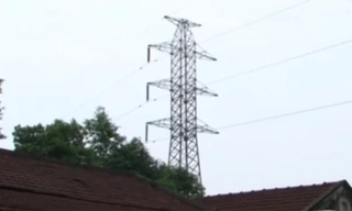 Ghê người vật dụng trong nhà nhiễm điện từ đường cao thế