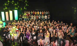 Đắt hàng nghề... vỗ tay thuê