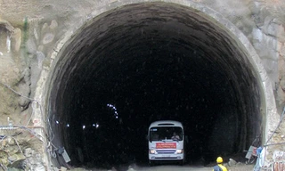 Xe ô tô qua hầm Cổ Mã. Ảnh: NĐQ.