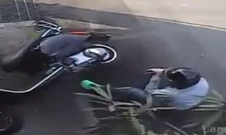 Thoát chết gang tấc nhờ đội mũ bảo hiểm