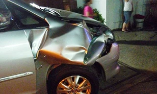 Ôtô tông liên tiếp 6 xe máy, hàng chục người hoảng loạn