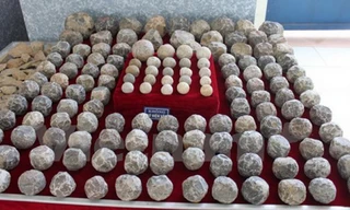 Đạn đá loại lớn. Ảnh: Nguyễn Văn Long/TTXVN.