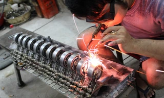 Đột nhập xưởng 'chế tạo' quái thú, xích lô từ phế liệu