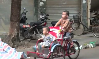 Trẻ em Hà Nội hào hứng đạp xích lô mini