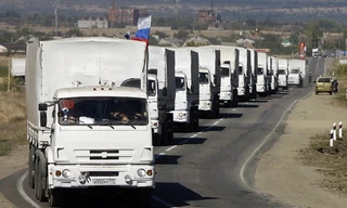 Đoàn xe chở hàng viện trợ của Nga tại trạm kiểm soát khu vực biên giới Donetsk-Izvarino ngày 19/9. 