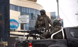 Lực lượng ly khai gác tại một vị trí tại thành phố Donetsk, miền Đông Ukraine. Nguồn: AFP/TTXVN.