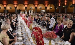 Bàn danh dự của yến tiệc Nobel ở chính giữa của phòng tiệc.