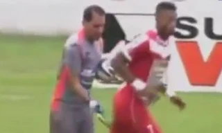 Thủ môn nhận thẻ đỏ vì 'sàm sỡ' cầu thủ đối phương