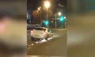 Ô tô chạy bằng vành, cày mặt đường tóe lửa