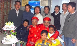 Gia đình vui mừng tổ chức lễ mừng thượng thọ cho hai cụ. (Ảnh gia đình cung cấp).