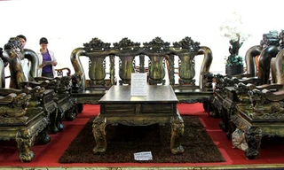 Bộ salon gỗ mun nặng 3 tấn giá tỷ đồng ở Sài Gòn