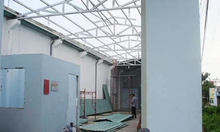 Dỡ mái tôn. Ảnh: Thanh Phong.