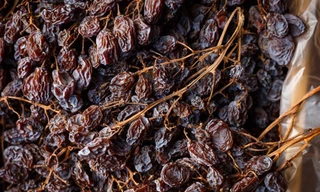 Nho khô sấy nguyên cành nhập khẩu từ Úc có giá bán tại thị trường Hà Nội dao động 1,5 - 2 triệu đồng/thùng 5 kg và 420.000 - 650.000 đồng/kg. Ảnh: Tabletopgrapes.