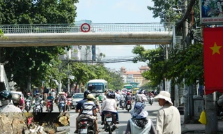 Cầu bộ hành nhếch nhác, vẫn quyết xây thêm