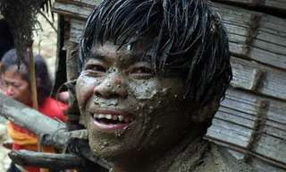 Một thanh niên nhà trai hả hê khi được hưởng đủ cả: Nước, rượu, nhọ và…bùn.