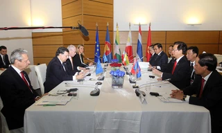 Thủ tướng Ý Matteo Renzi, Chủ tịch Hội đồng châu Âu Herman Van Rompuy và Chủ tịch Ủy ban châu Âu José Manuel Barroso đón Thủ tướng Nguyễn Tấn Dũng đến dự ASEM 10. Ảnh: TTXVN