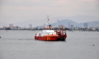 Nửa đêm điều tàu cứu 7 ngư dân gặp nạn trên biển