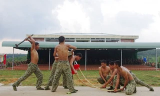 Chiến đấu viên vận khí công dùng yết hầu bẻ cong cây thương và đập tấm bê tông 45 kg trên lưng.