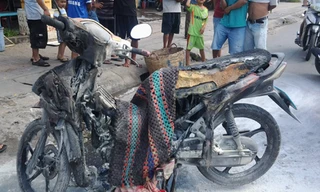 Chiếc xe cháy rụi chưa rõ nguyên nhân.