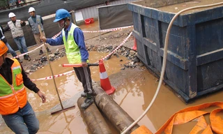 Nước được bơm từ đường vào 1 thùng xe.