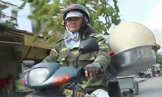 Mẹ làm xe ôm nuôi 4 con học đại học