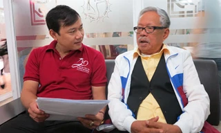 Cụ ông Lê Phước Thiệt (phải) được cháu đưa đến Trường ĐH Duy Tân đăng ký thi cao học. Ảnh: Diệu Hiền 