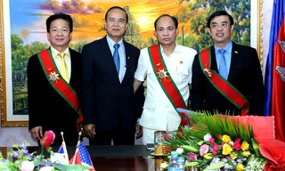 Campuchia tặng 'bầu' Hiển Huân chương hàm Đại tướng quân