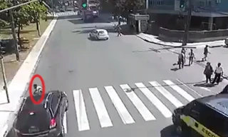 Ôtô lao vun vút đâm văng người vào vệ đường 