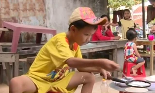 Cậu bé bán bánh xèo 'nuôi' mẹ tâm thần, bà già yếu