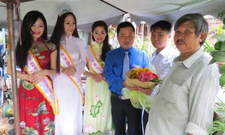 Tân hoa khôi cùng Ban tổ chức thăm và tặng quà anh Tô Thành Thật, Chủ tịch Hội LHTN VN phường 19, quận Bình Thạnh 