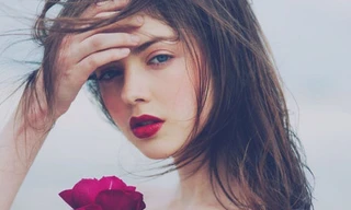 Mẹo làm ấm làn da mùa đông với màu son đỏ