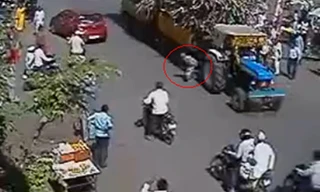 Máy kéo 'nuốt' người đi bộ vào gầm