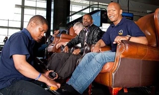 Trên con đường thành triệu phú, Lere Mgayiya (bên trái) đã có ngày khởi đầu khó khăn khi chỉ có chiếc ghế đôn thay vì ghế salon cho khách hàng. 