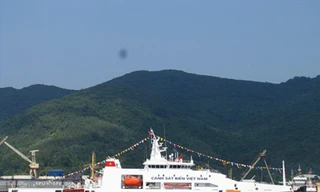 Cận cảnh tàu cảnh sát biển 8002, có bãi đáp trực thăng