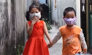 Dân Thủ đô ra đường bị mặt như ninja vì mùi thuốc sâu