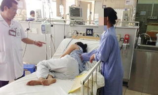 TS Nguyễn Kim Sơn đang chẩn đoán cho bệnh nhân.