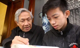 Nhà giáo hưu trí Nguyễn Trà 22 năm dạy học miễn phí cho trẻ em nghèo.