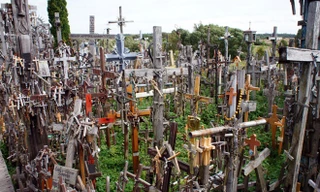 Những bí ẩn của ngọn đồi chôn 200 nghìn cây thánh giá