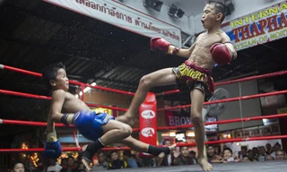 Một trận đấu giữa hai võ sĩ nhí tại khán đàn Thapae, thành phố Chiang Mai.