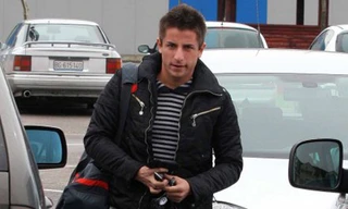 Zoran Tosic đã không thể dự trận đấu rạng sáng nay vì rắc rối hộ chiếu