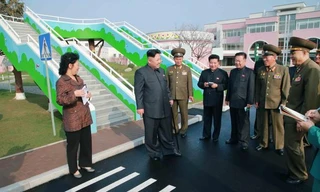 Ông Kim Jong-un chống gậy thăm trường mẫu giáo