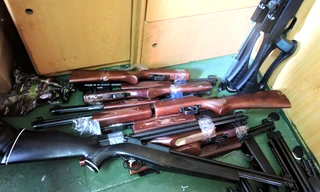 Phát hiện gần 100 súng hơi trên tàu chở hàng