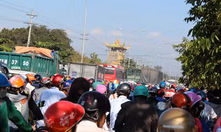 Ùn tắc trên Quốc lộ 13.