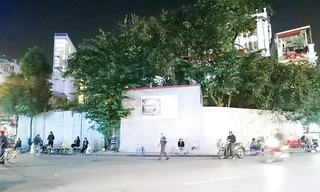 Nhiều người dân tò mò về dự án công trình Trung tâm Thông tin văn hóa Hồ Gươm hiện quây kín bưng. Ảnh: Như Ý.